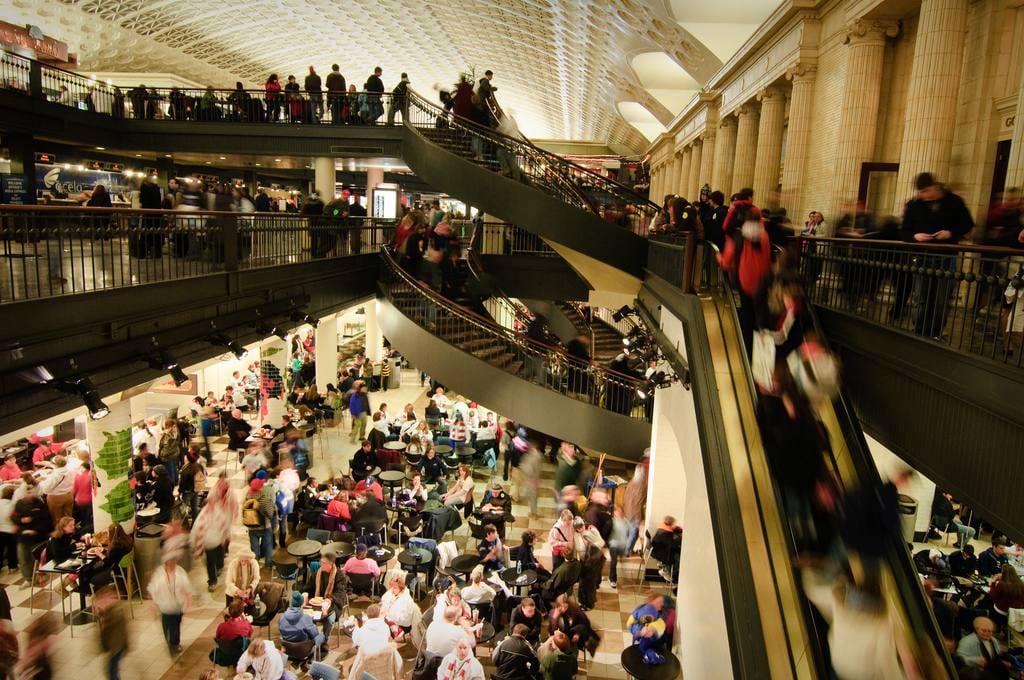 Students gather at Union Station to eat lunch. (Photo by unionstationdc.com)