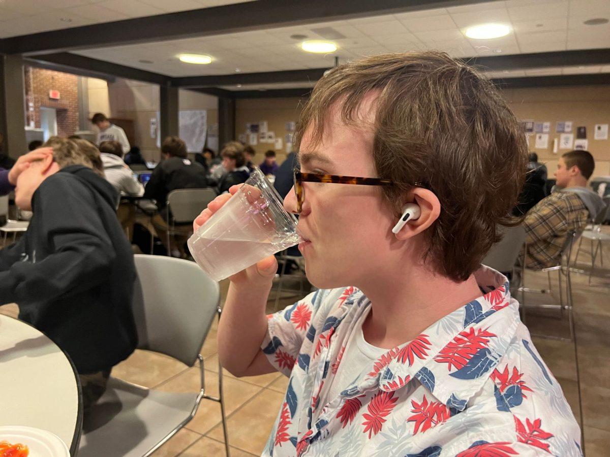 Sophomore Sean Stanton wearing headphones in lower commons. Photo by Jon Bouker