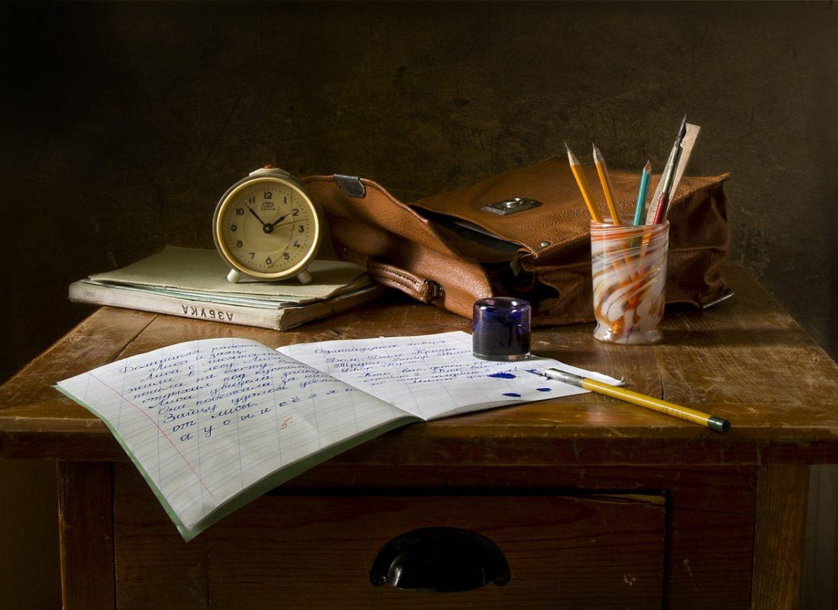 https://pixabay.com/photos/school-work-write-still-life-851328/

Shows school work, and a clock to symbolize time and procrastination which I discuss.